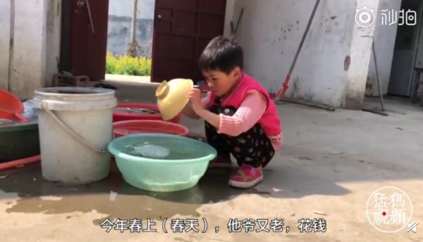Bé gái 6 tuổi bất hạnh khi mẹ qua đời, bố nằm liệt giường, nhưng khi trả lời câu hỏi Mẹ đâu rồi mới khiến mọi người đau lòng Bé gái 6 tuổi bất hạnh khi mẹ qua đời, bố nằm liệt giường, nhưng khi trả lời câu hỏi Mẹ đâu rồi mới khiến mọi người đau lòng