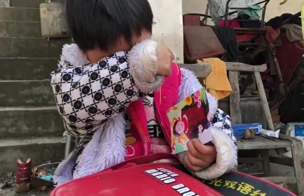 Bé gái 6 tuổi bất hạnh khi mẹ qua đời, bố nằm liệt giường, nhưng khi trả lời câu hỏi Mẹ đâu rồi mới khiến mọi người đau lòng