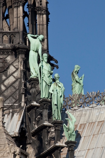 Lịch sử đằng sau tháp nhọn bị thiêu rụi của nhà thờ Đức Bà Paris