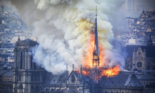 Lịch sử đằng sau tháp nhọn bị thiêu rụi của nhà thờ Đức Bà Paris