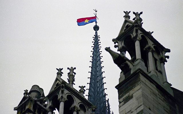 Video: Lá cờ Việt Nam trên đỉnh tháp Nhà thờ Đức Bà Paris