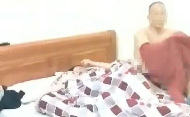 Chồng nữ GV bắt quả tang vợ ở nhà nghỉ với đồng nghiệp: Mẹ tôi nhắc nhở cũng cãi lại Chồng nữ GV bắt quả tang vợ ở nhà nghỉ với đồng nghiệp: Mẹ tôi nhắc nhở cũng cãi lại