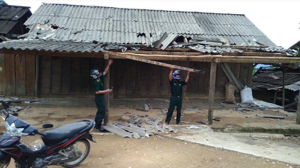 Nghệ An: Lốc xoáy khiến hàng chục hộ dân bị hư hỏng nhà cửa