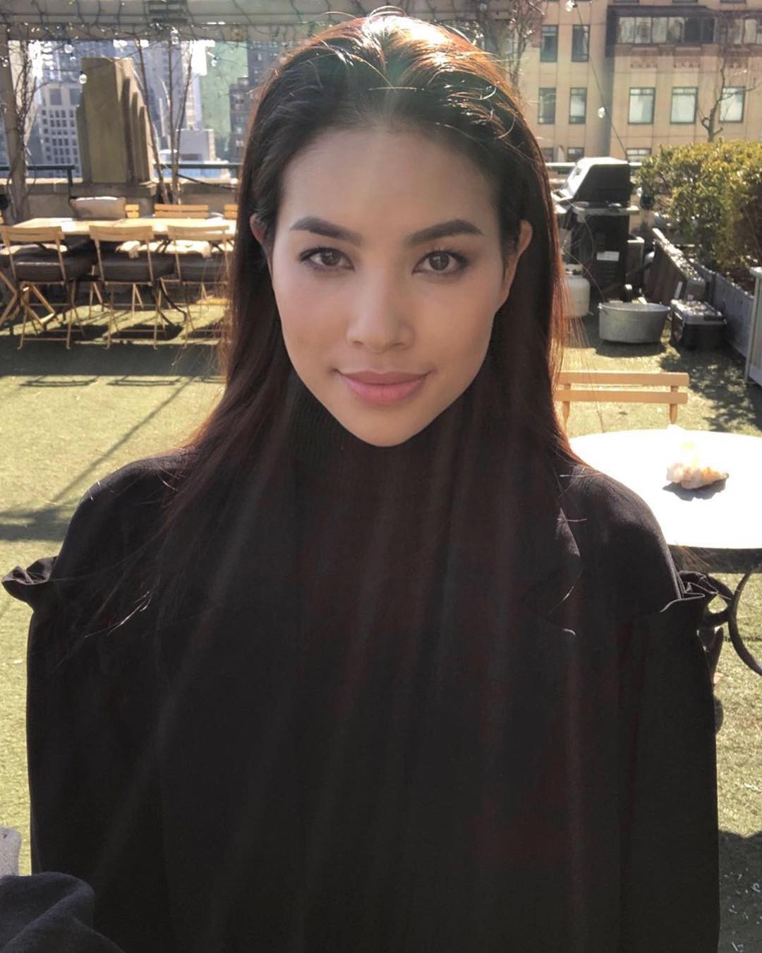 Tái xuất showbiz cũng là lúc style của Phạm Hương thăng hạng vượt bậc, không còn nhạt nhòa như trước kia