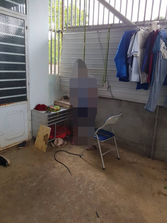 Phát hiện 1 người đàn ông chết trong tư thế treo cổ bên thư tuyệt mệnh