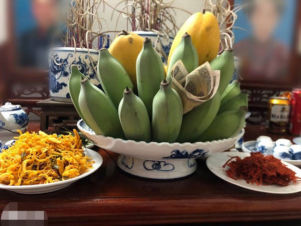 Đi làm dặn vợ chuẩn bị cỗ bàn đầy đủ cúng gia tiên, chồng trẻ tức nổ mắt khi chứng kiến 2 đĩa này trên bàn thờ