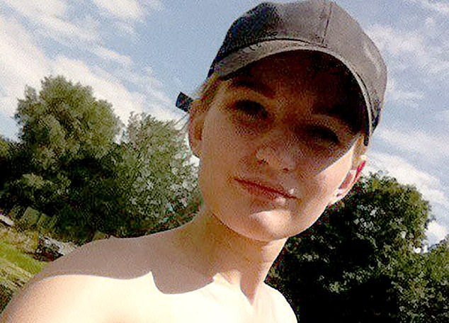 Mẹ trẻ giam giữ hai con suốt 9 ngày để đi chơi với nhân tình khiến con trai chết đói, con gái chỉ còn da bọc xương