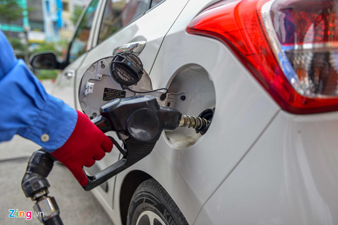Giá xăng liên tiếp tăng cao, doanh nghiệp cầm cự trước áp lực