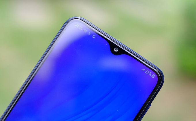 Smartphone màn hình giọt nước, camera kép giá 3,5 triệu đồng