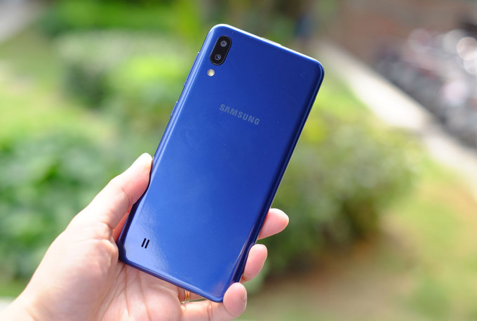 Smartphone màn hình giọt nước, camera kép giá 3,5 triệu đồng