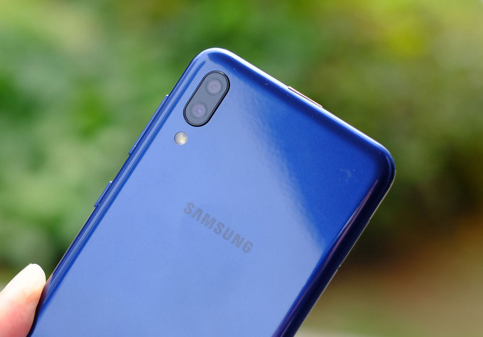 Smartphone màn hình giọt nước, camera kép giá 3,5 triệu đồng