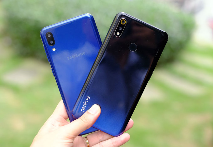 Smartphone màn hình giọt nước, camera kép giá 3,5 triệu đồng