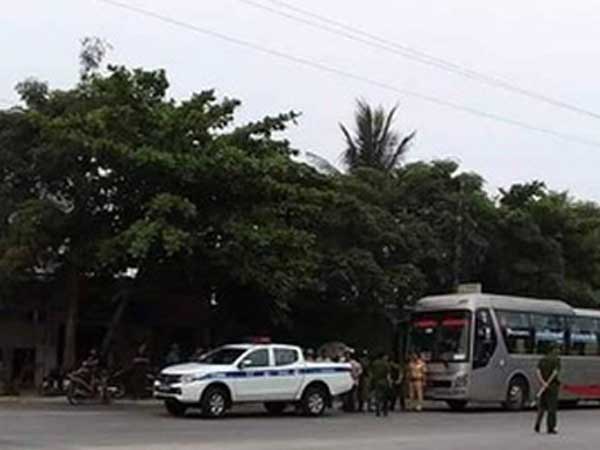 Chặn xe khách, hai nhóm người nổ súng bắn nhau