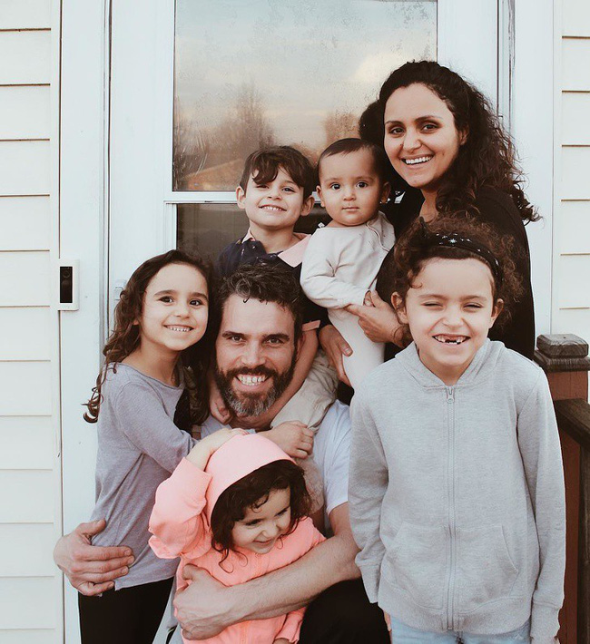 Chẳng ngại ngần khoe chiếc bụng chảy xệ, ngấn mỡ lên MXH sau khi sinh 5 đứa con, thứ người mẹ trẻ nhận về còn hơn cả tuyệt vời