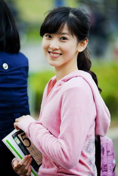 Hot girl trà sữa từ tỷ phú trẻ nhất Trung Quốc đến cô vợ đáng thương