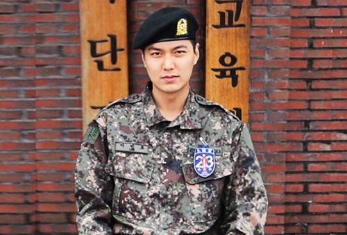 Còn 1 tuần trước khi chính thức xuất ngũ, tài tử Huyền thoại biển xanh Lee Min Ho xuất hiện với ngoại hình mũm mĩm nhưng không kém phần điển trai