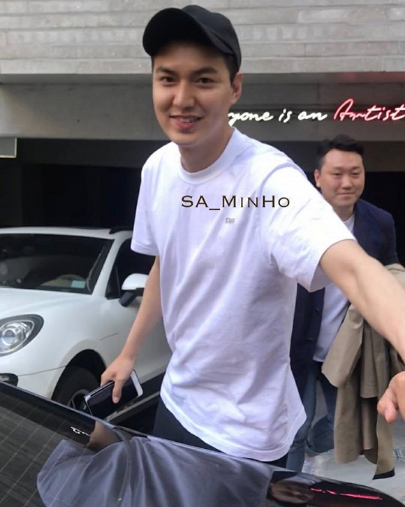 Còn 1 tuần trước khi chính thức xuất ngũ, tài tử Huyền thoại biển xanh Lee Min Ho xuất hiện với ngoại hình mũm mĩm nhưng không kém phần điển trai Còn 1 tuần trước khi chính thức xuất ngũ, tài tử Huyền thoại biển xanh Lee Min Ho xuất hiện với ngoại hình mũm mĩm nhưng không kém phần điển trai