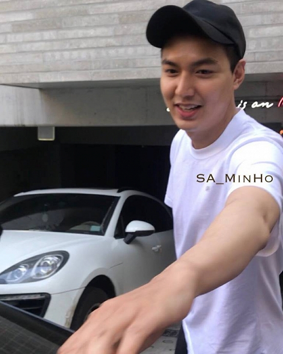 Còn 1 tuần trước khi chính thức xuất ngũ, tài tử Huyền thoại biển xanh Lee Min Ho xuất hiện với ngoại hình mũm mĩm nhưng không kém phần điển trai