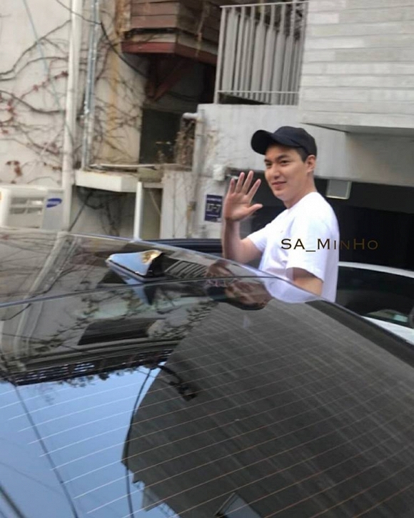 Còn 1 tuần trước khi chính thức xuất ngũ, tài tử Huyền thoại biển xanh Lee Min Ho xuất hiện với ngoại hình mũm mĩm nhưng không kém phần điển trai Còn 1 tuần trước khi chính thức xuất ngũ, tài tử Huyền thoại biển xanh Lee Min Ho xuất hiện với ngoại hình mũm mĩm nhưng không kém phần điển trai