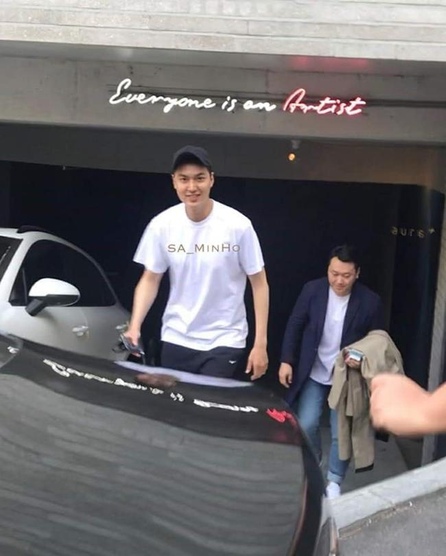 Còn 1 tuần trước khi chính thức xuất ngũ, tài tử Huyền thoại biển xanh Lee Min Ho xuất hiện với ngoại hình mũm mĩm nhưng không kém phần điển trai Còn 1 tuần trước khi chính thức xuất ngũ, tài tử Huyền thoại biển xanh Lee Min Ho xuất hiện với ngoại hình mũm mĩm nhưng không kém phần điển trai