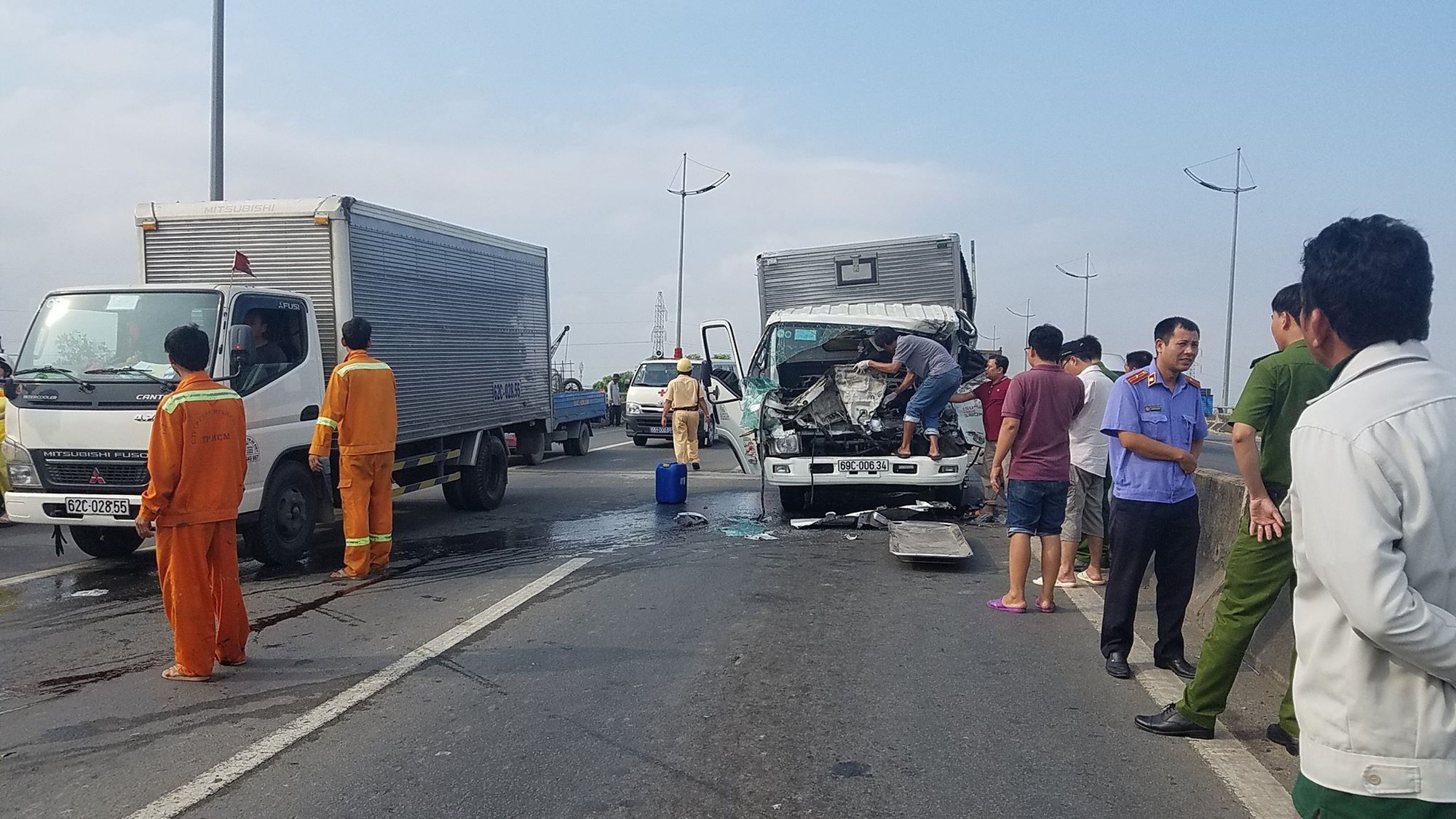 2 xe tải va chạm khiến 2 tài xế tử vong, 1 phụ xe bị thương