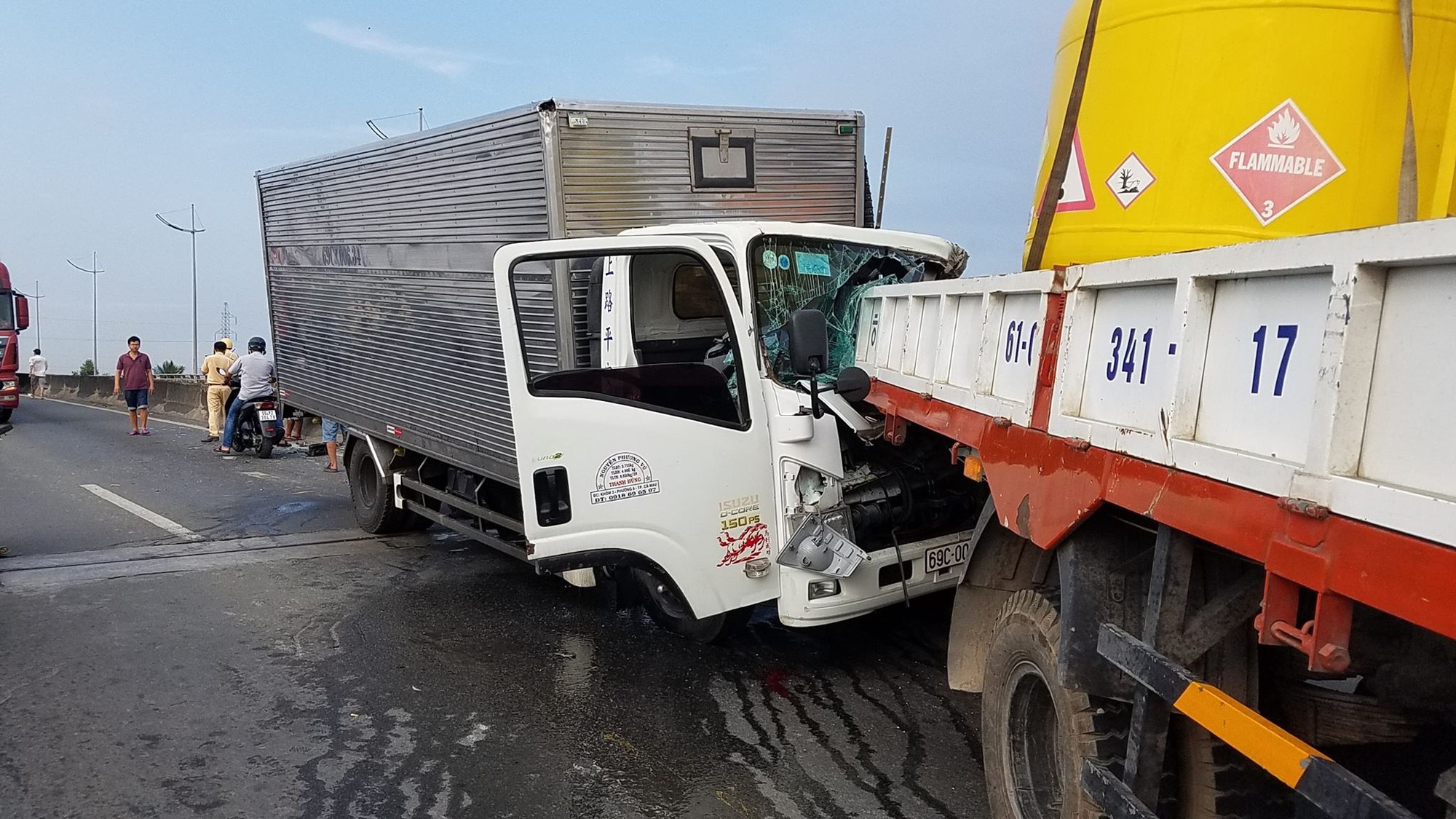 2 xe tải va chạm khiến 2 tài xế tử vong, 1 phụ xe bị thương