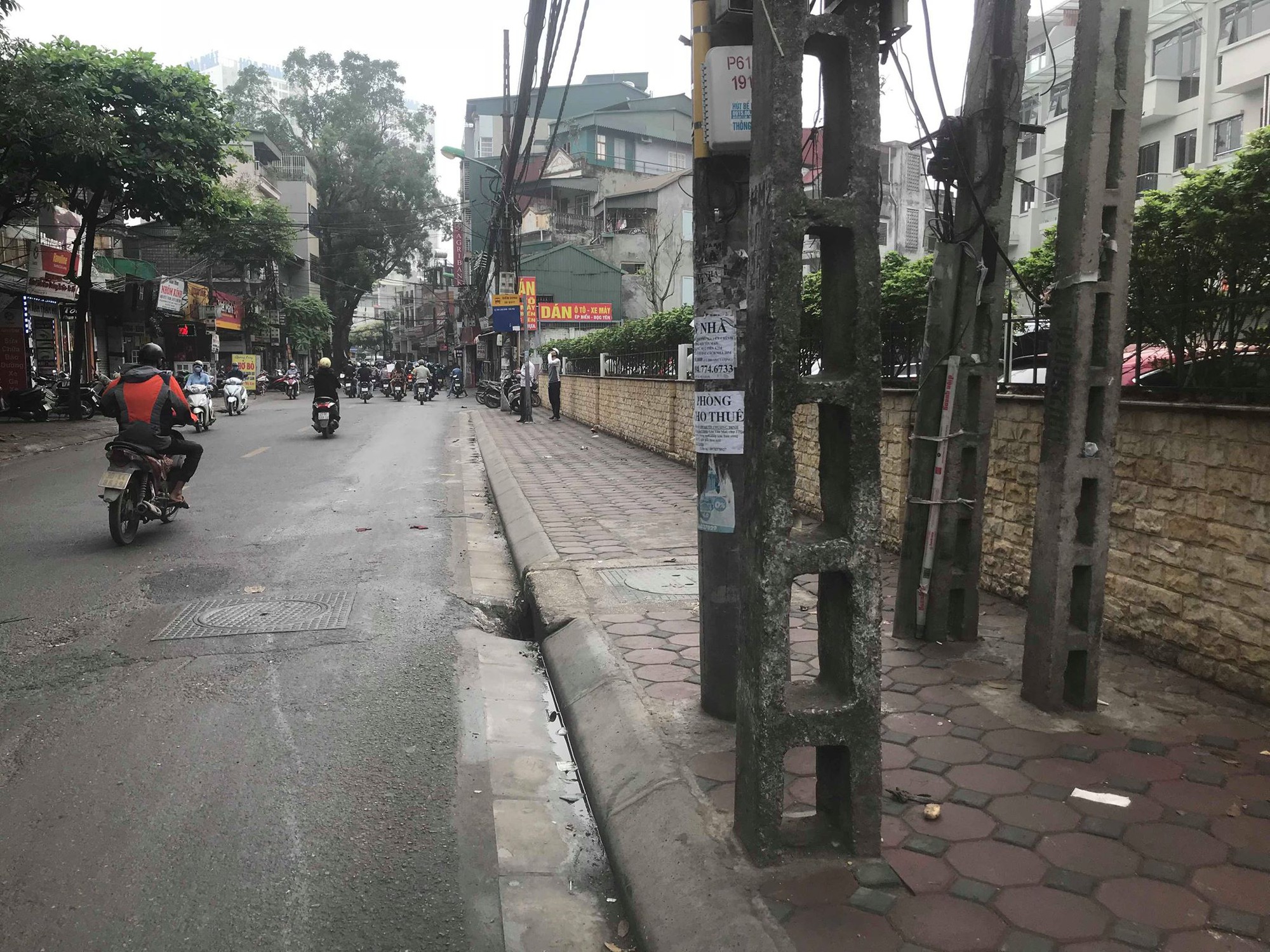 Hà Nội: Bàng hoàng phát hiện thi thể người phụ nữ nằm cạnh xe máy giữa đường lúc rạng sáng