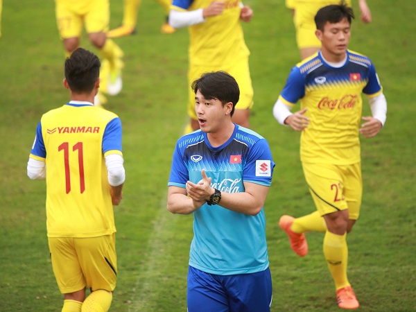 Trợ lý điển trai của thầy Park lặn lội sang Nhật Bản xem giò Messi Thái Lan