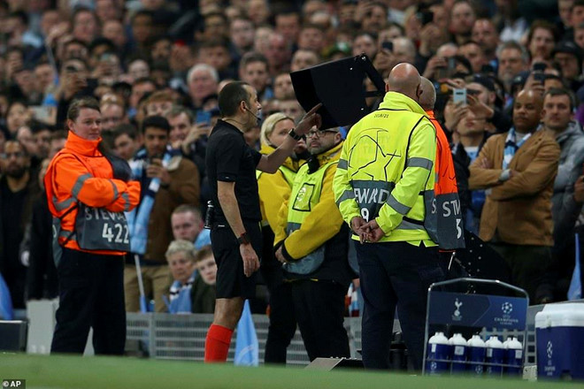 Còn ai nói VAR giết chết cảm xúc của bóng đá?