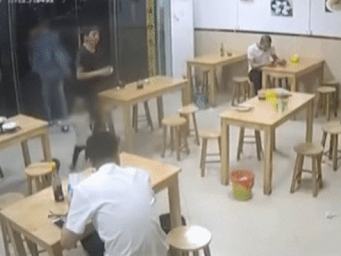 CLIP PHẪN NỘ: Bố cắm con gái 2 tuổi ở quán ăn vì thiếu tiền bát mì