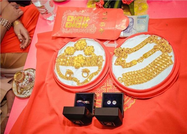 Cô dâu SN 2000 sáng nhất hôm nay: Dạm ngõ nhận tiền mặt gần 1 tỷ, khuyến mại thêm 13 cây vàng kèm nhẫn kim cương