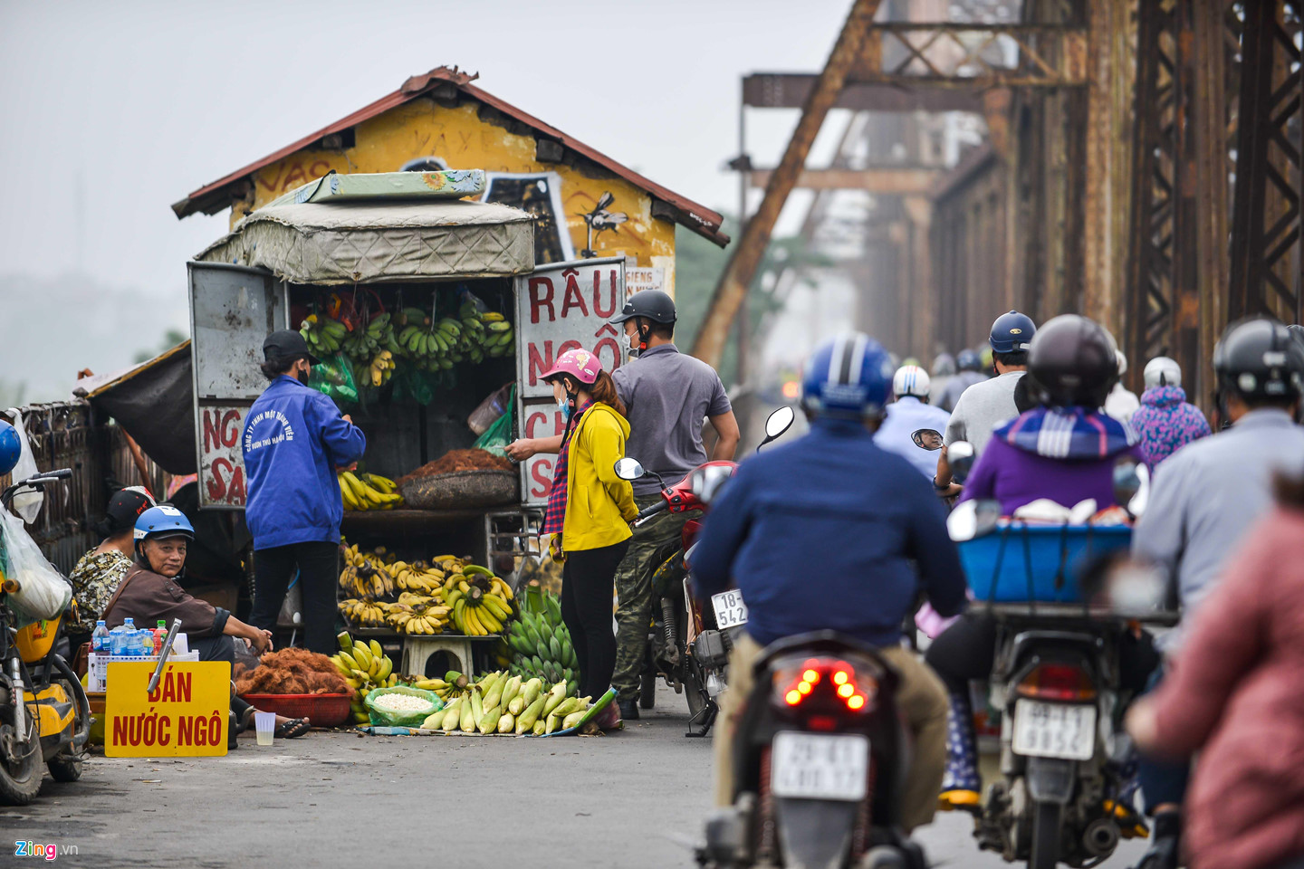 Cầu Long Biên thành chợ cóc, giao thông ùn ứ