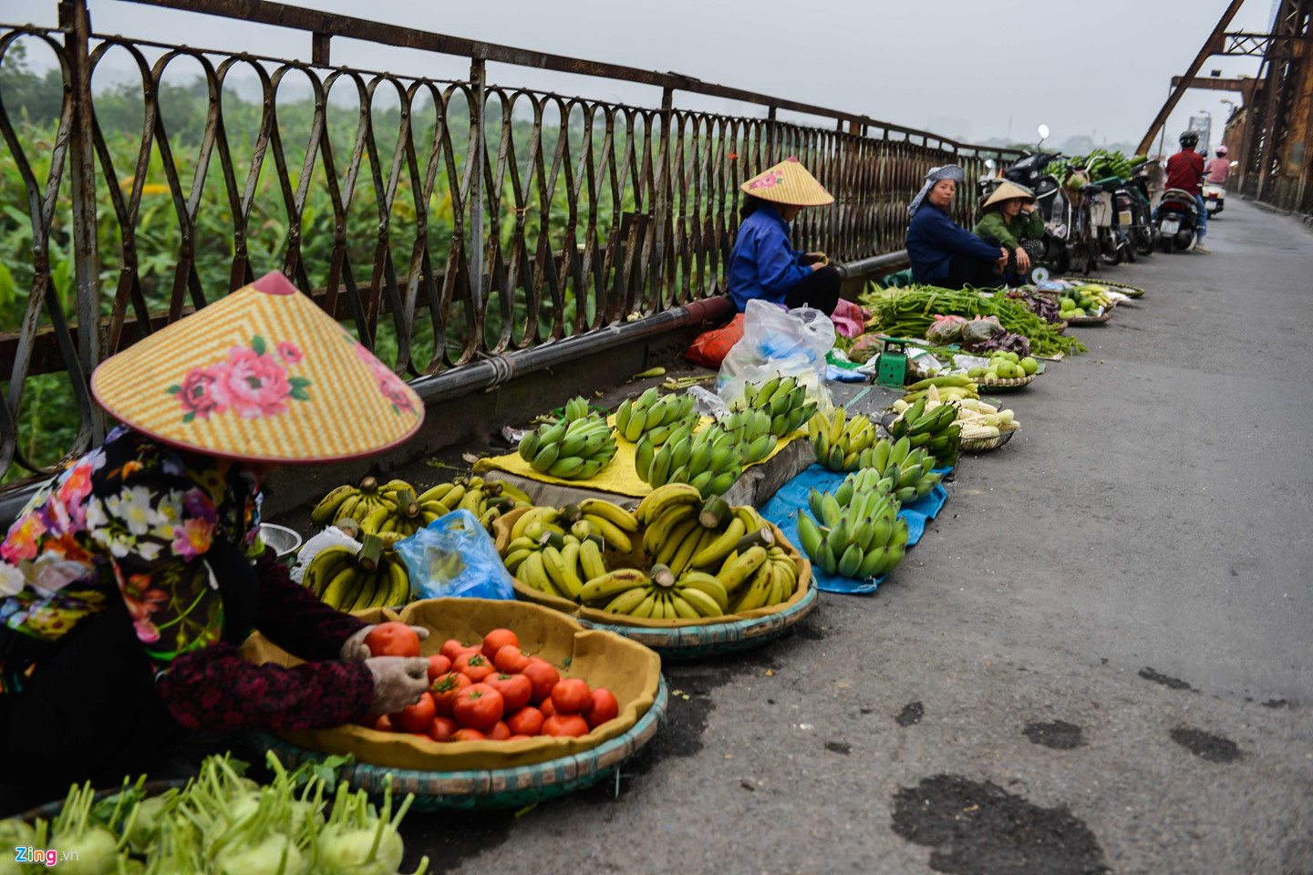 Cầu Long Biên thành chợ cóc, giao thông ùn ứ