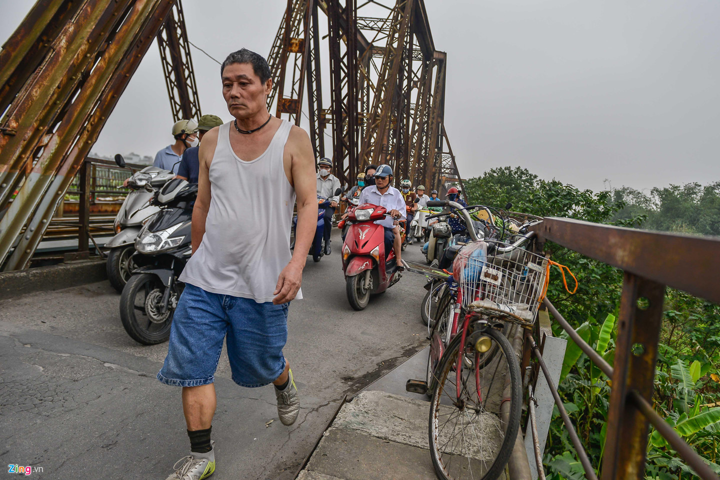 Cầu Long Biên thành chợ cóc, giao thông ùn ứ