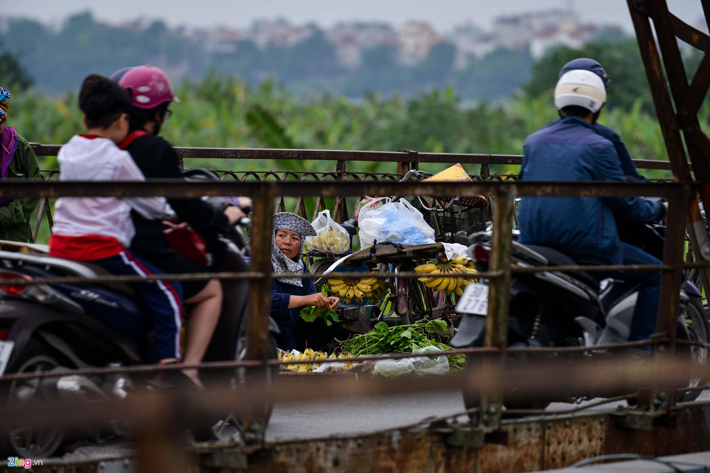 Cầu Long Biên thành chợ cóc, giao thông ùn ứ