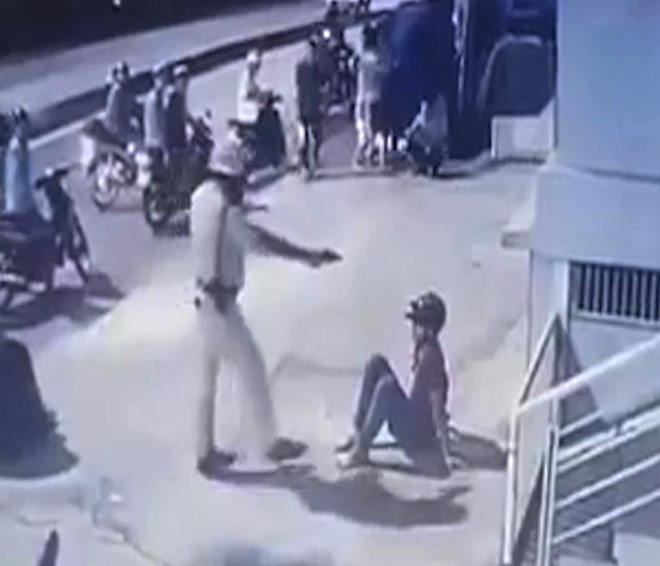 CSGT đá thẳng mặt 2 thanh niên sau vụ tông xe ở Sài Gòn