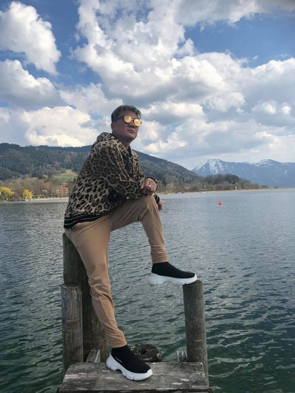 Mr Đàm không yêu ai được quá một tháng bởi 40 tiêu chuẩn trên trời