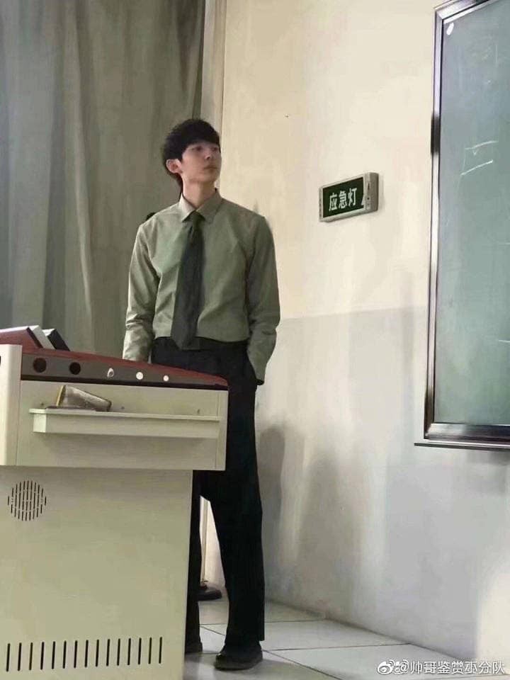 Bị chụp lén, giảng viên vẫn điển trai và ngời ngời phong độ bất chấp cam thường