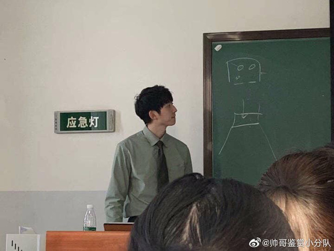 Bị chụp lén, giảng viên vẫn điển trai và ngời ngời phong độ bất chấp cam thường