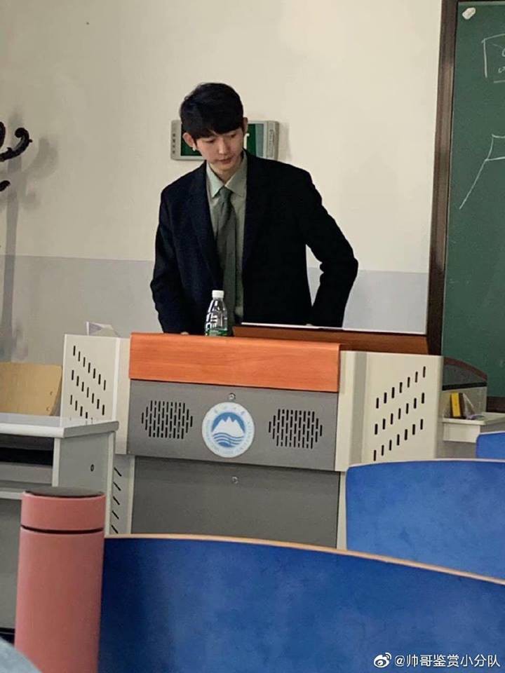 Bị chụp lén, giảng viên vẫn điển trai và ngời ngời phong độ bất chấp cam thường