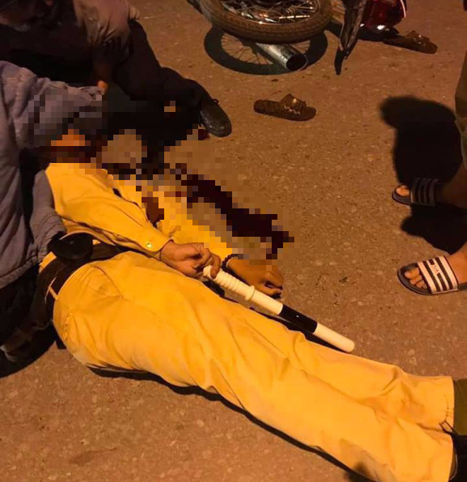 Đang xử lý xe vi phạm, Thiếu tá CSGT bị thanh niên đi xe máy đâm gục