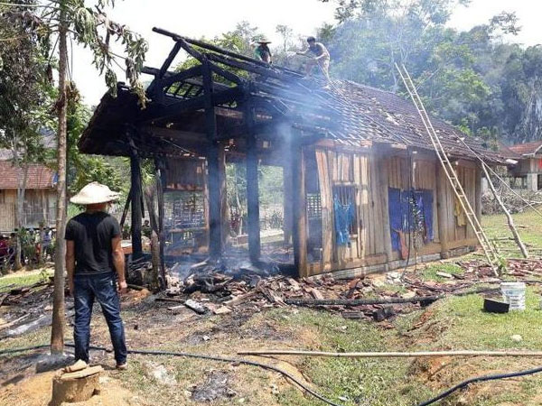 Bất cẩn trong lúc nấu ăn, căn nhà gỗ 3 gian bốc cháy dữ dội, cụ bà may mắn thoát chết