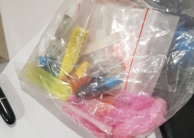 Bắt đường dây bán 1000 viên thuốc lắc/ngày cho quán bar ở TP.HCM, thu cả kho vũ khí trong ô tô Mercedes