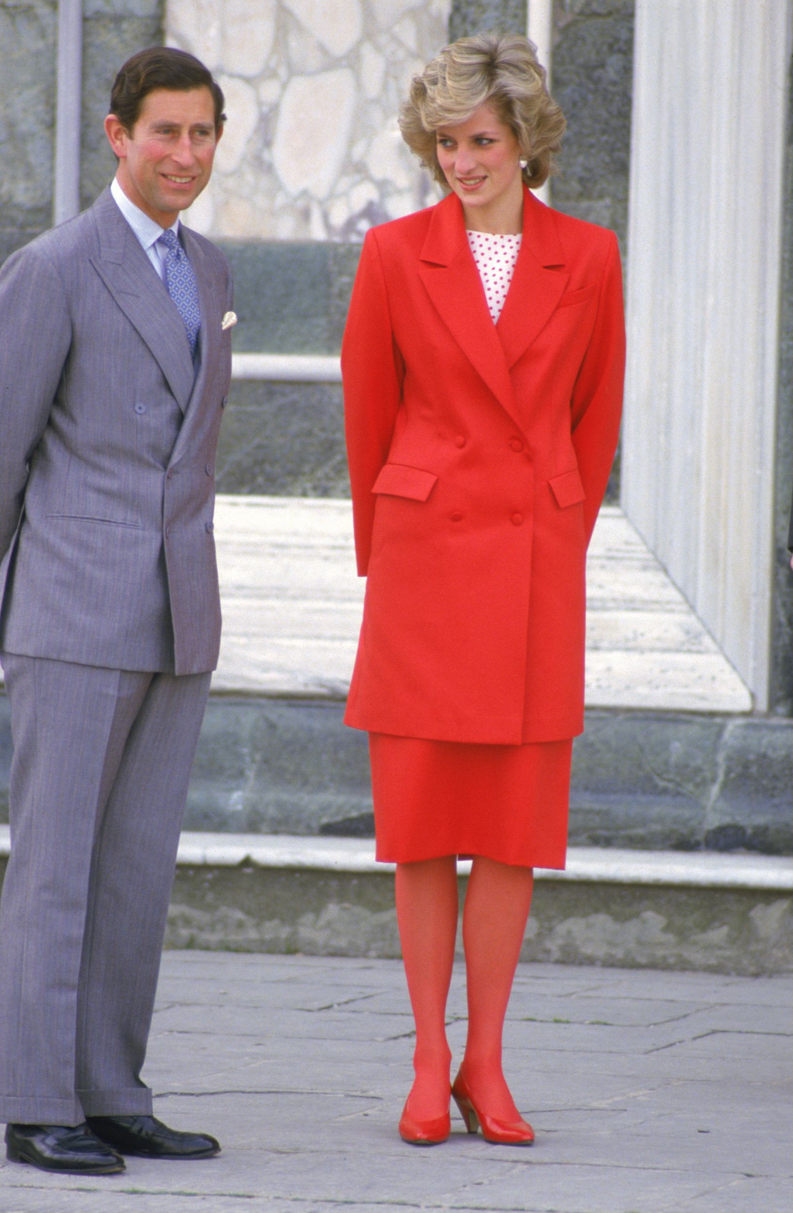 Lúc sinh thời, Công nương Diana chất chơi đến đâu? Ta cứ nhìn màu tất da chân chóe lọe của bà thì biết