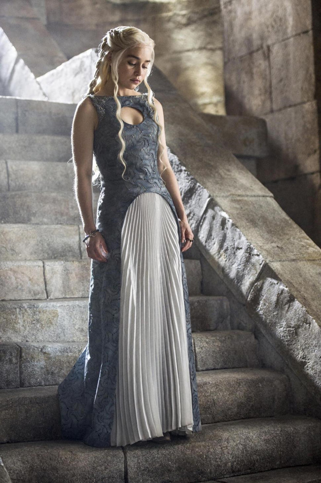 Soi tủ đồ của Emilia Clarke - sao nữ nổi bật nhất Game of Thrones - 2 Soi tủ đồ của Emilia Clarke - sao nữ nổi bật nhất Game of Thrones - 2