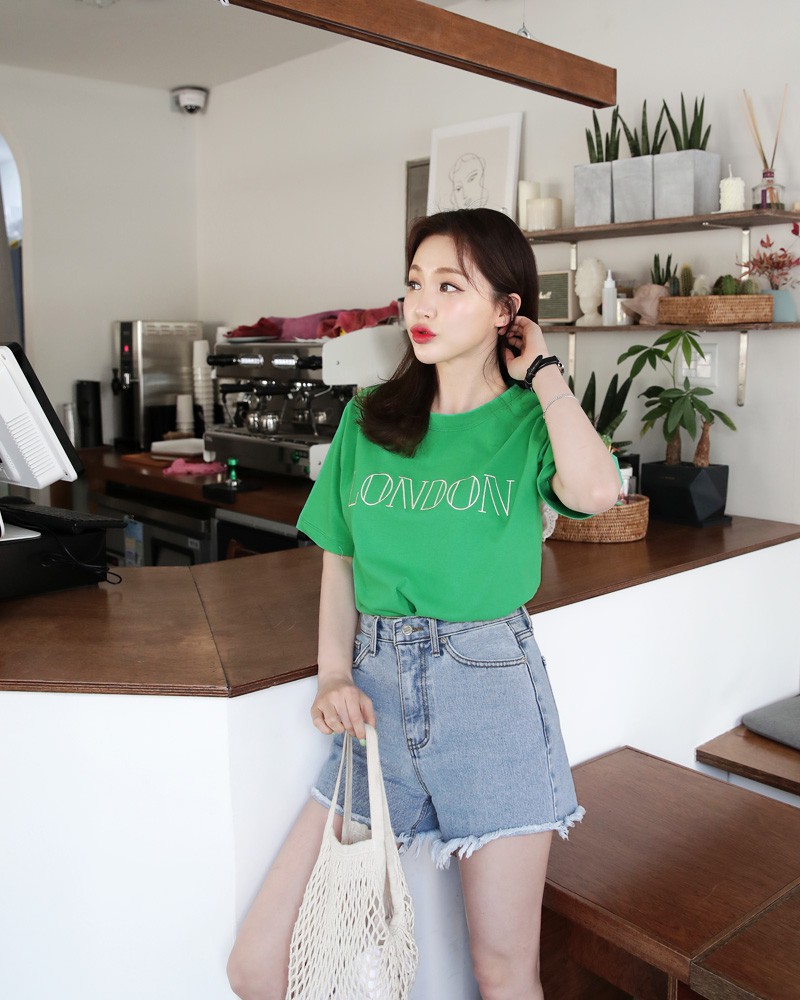 Chớm hè, bạn nên ôn lại ngay 3 công thức diện quần shorts để cân hết mọi cuộc dạo phố, đi biển