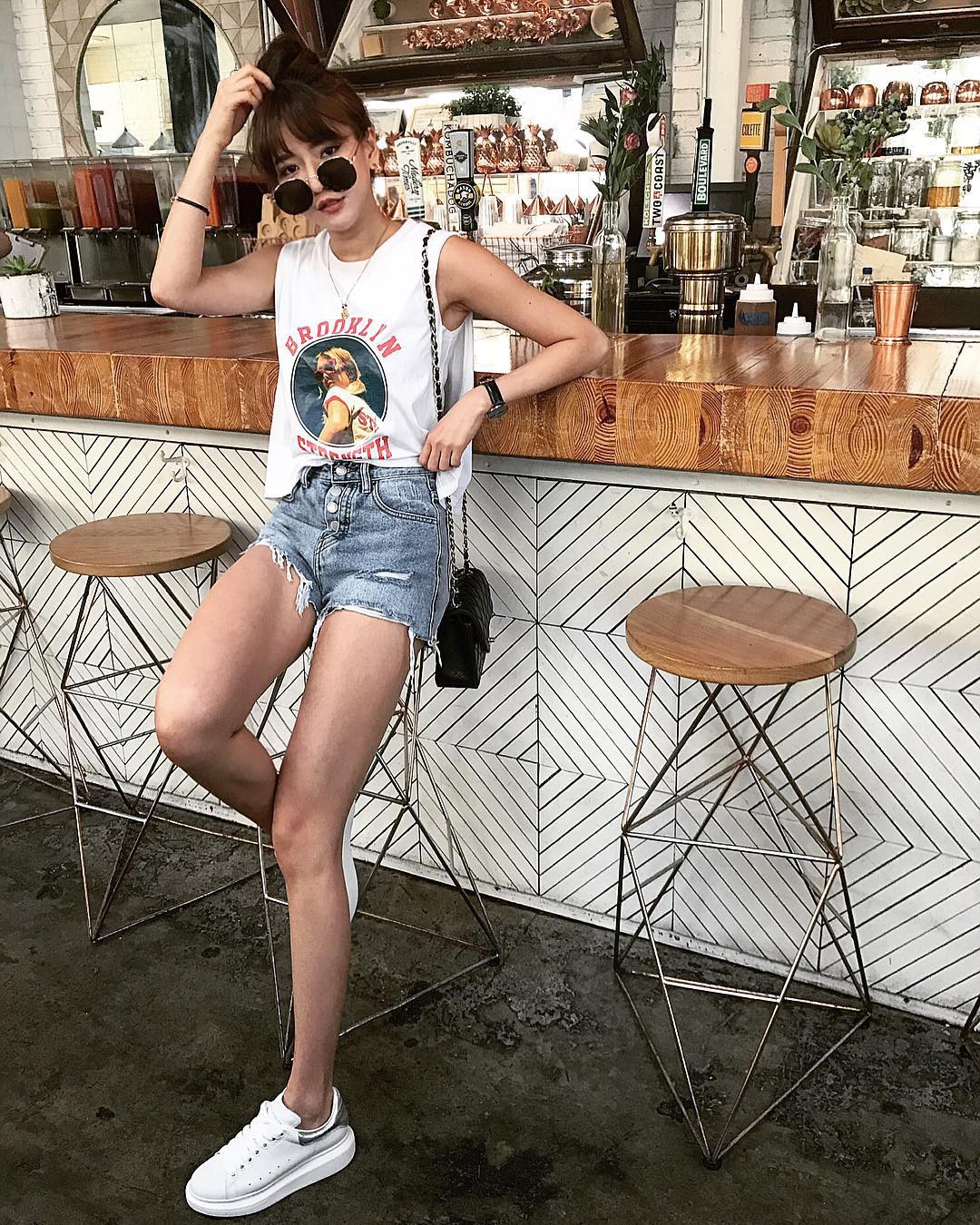 Chớm hè, bạn nên ôn lại ngay 3 công thức diện quần shorts để cân hết mọi cuộc dạo phố, đi biển