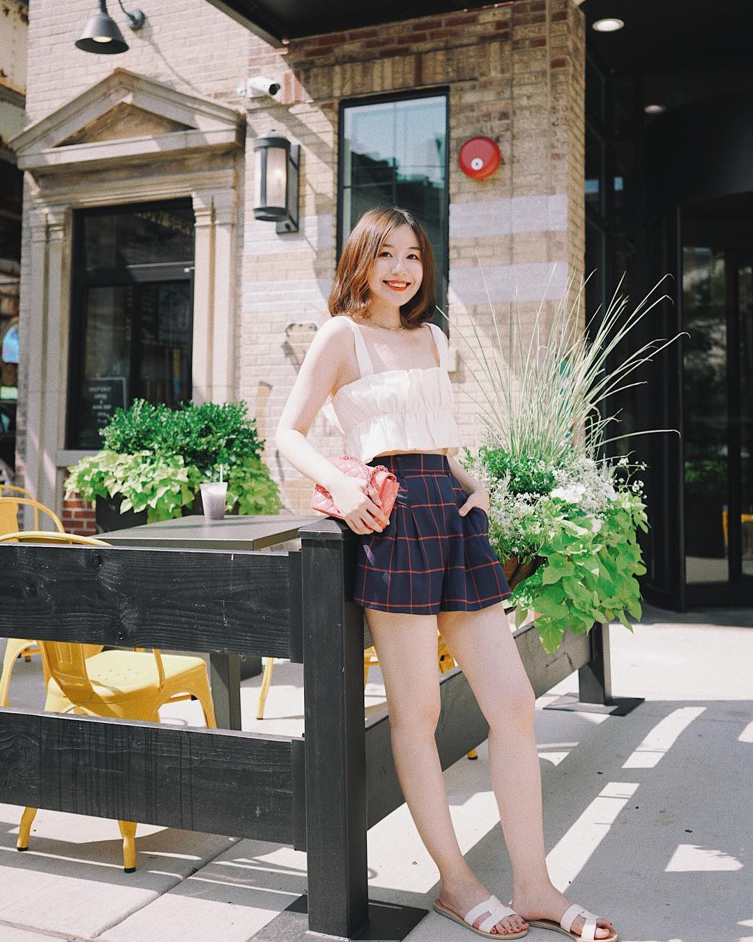 Chớm hè, bạn nên ôn lại ngay 3 công thức diện quần shorts để cân hết mọi cuộc dạo phố, đi biển