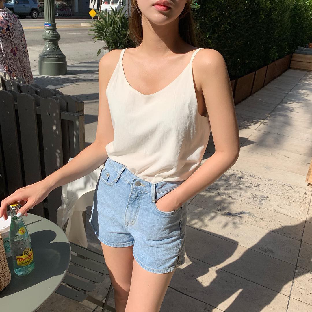 Chớm hè, bạn nên ôn lại ngay 3 công thức diện quần shorts để cân hết mọi cuộc dạo phố, đi biển