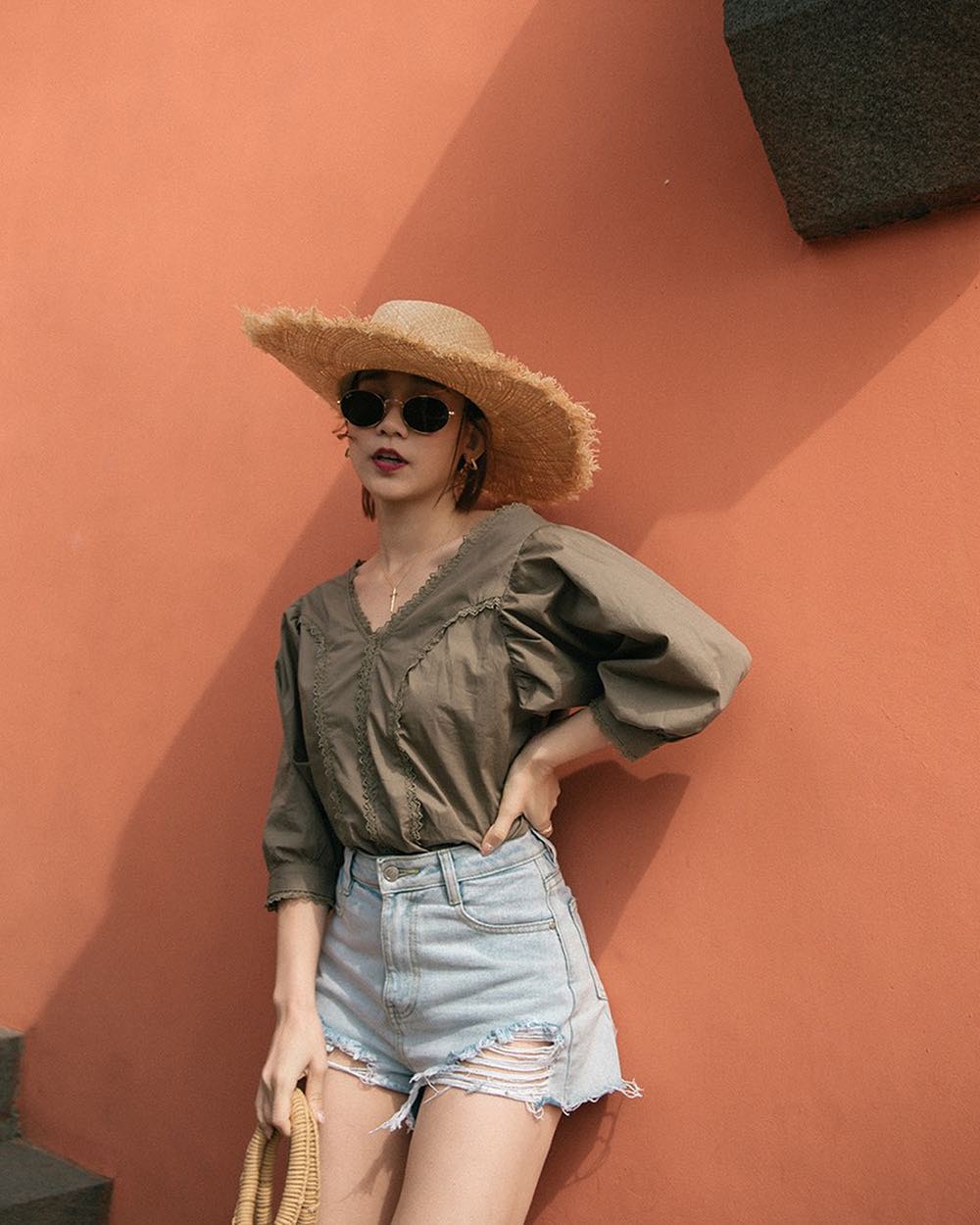 Chớm hè, bạn nên ôn lại ngay 3 công thức diện quần shorts để cân hết mọi cuộc dạo phố, đi biển